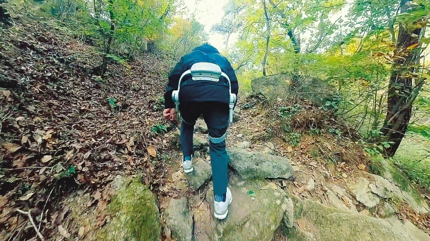 북한산 웨어러블 로봇 챌린지 중인 고령자가 웨어러블 로봇을 입고 가파른 돌계단을 걸어 올라가고 있다. [한국과학기술연구원 제공]
