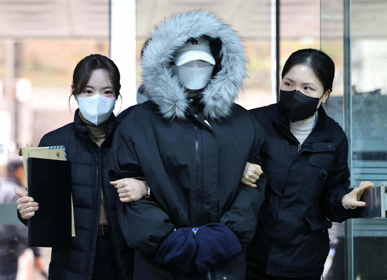 서울 강남 한복판에서 음주운전으로 사망 사고를 내고도 구호 조치 대신 반려견만 끌어안은 모습으로 논란이 된 20대 여성이 5일 오후 2시 40분께 구속 전 피의자 심문에 참석하기 위해 법원에 모습을 드러냈다. [뉴시스]