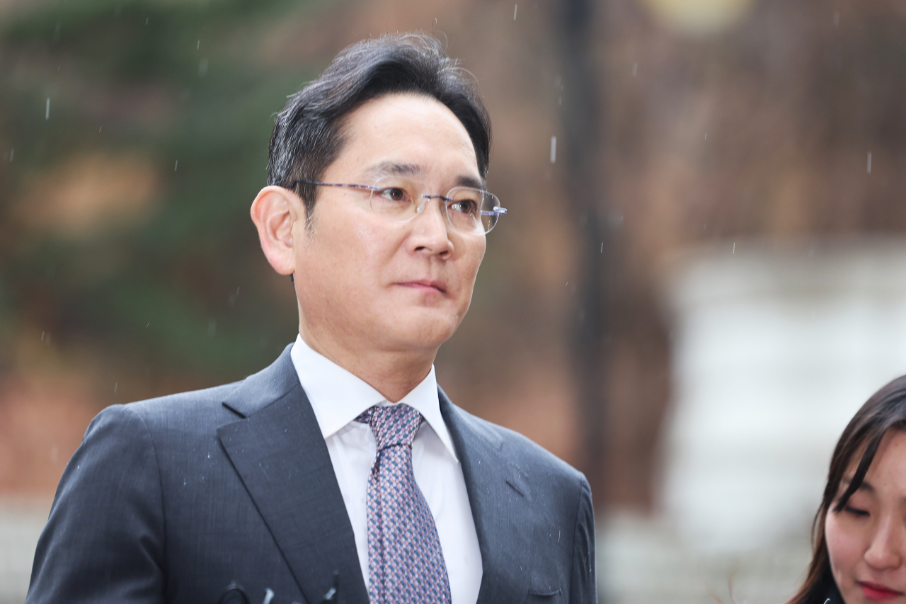 이재용 삼성전자 회장이 5일 오후 서울 서초구 서울중앙지방법원에서 열린 삼성그룹 경영권 승계 관련 부당합병·회계부정 혐의 1심 선고 공판에 출석하고 있다. [연합]