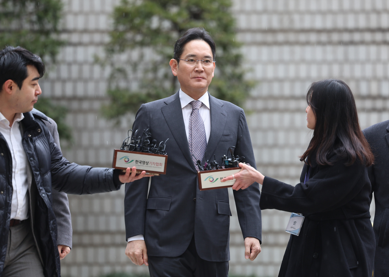 이재용 삼성전자 회장이 5일 오후 서울 서초구 서울중앙지방법원에서 열린 삼성그룹 경영권 승계 관련 부당합병·회계부정 혐의 1심 선고 공판에 출석하고 있다. [연합]