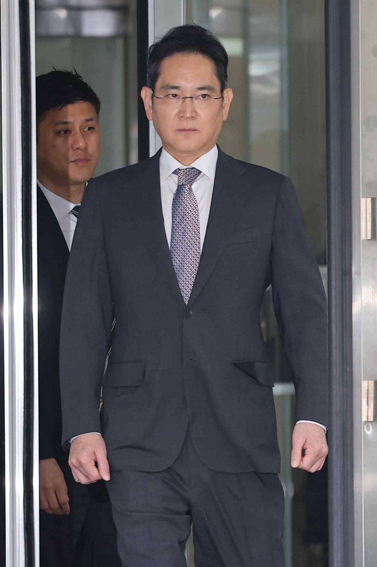 이재용 삼성전자 회장이 5일 오후 서울 서초구 서울중앙지방법원에서 열린 삼성그룹 경영권 승계 관련 부당합병·회계부정 혐의 1심 선고 공판에서 무죄 판결을 받은 뒤 청사를 나서고 있다. [연합]