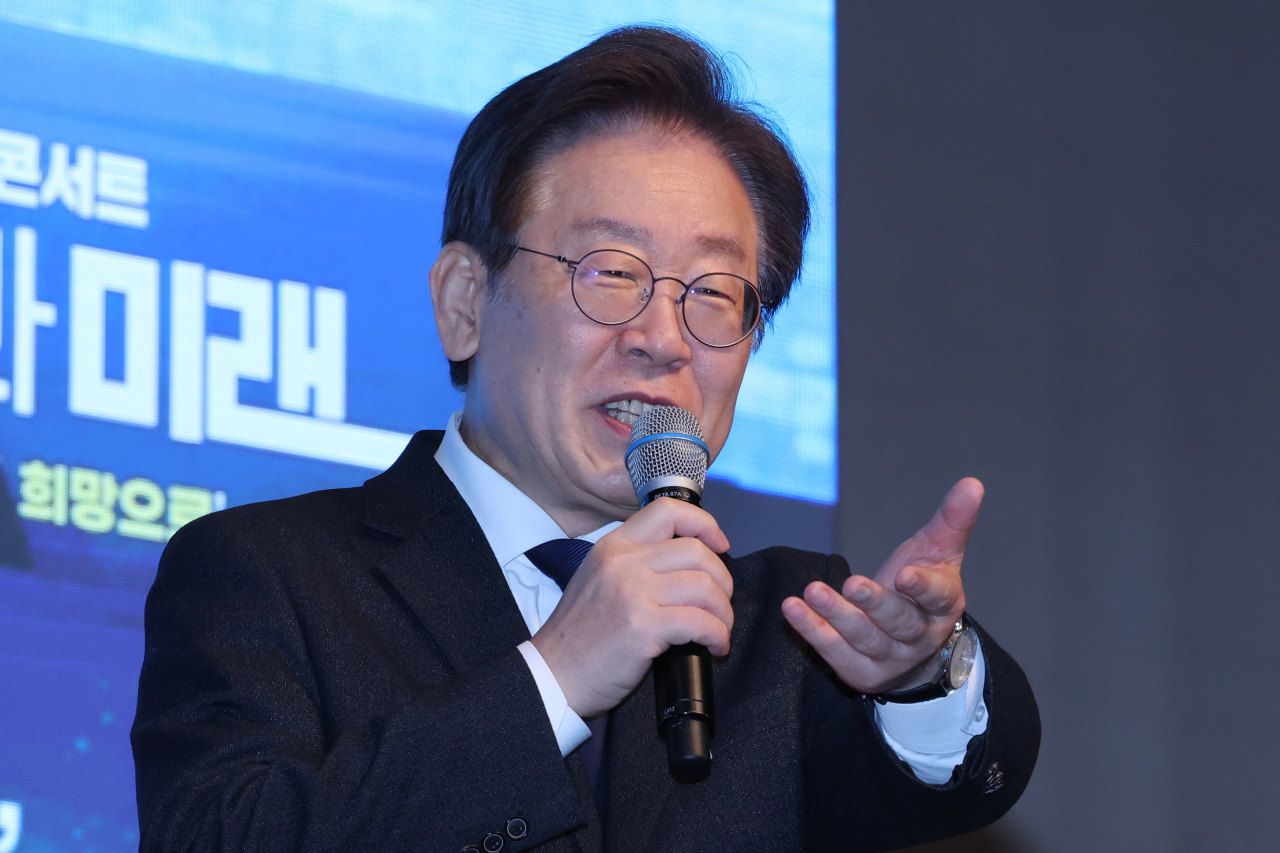 이재명 더불어민주당 대표가 5일 오후 광주 서구 김대중컨벤션센터에서 열린 민주당 영입인재 전국 순회 콘서트에서 인사말을 하고 있다. [연합]