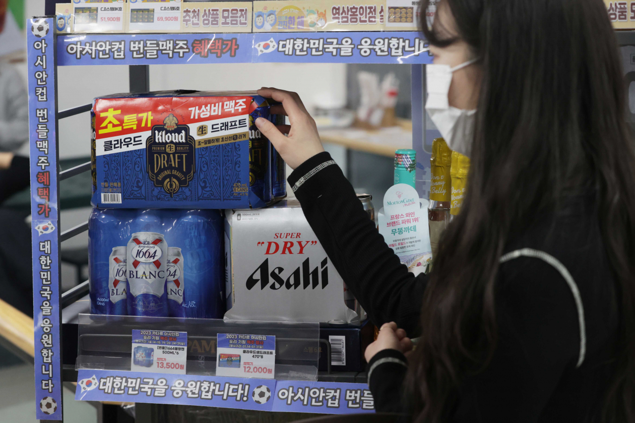 편의점 업계가 '2023 아시아축구연맹(AFC) 카타르 아시안컵'을 겨냥한 할인 행사를 시작한 14일 서울의 한 GS25편의점에 할인 맥주가 진열되어 있다. [연합]