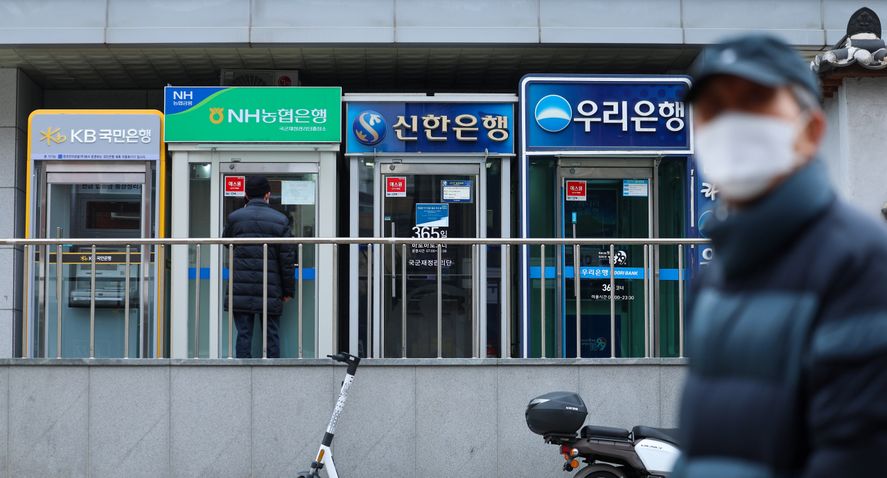서울 한 거리에 주요 시중은행의 ATM기기가 설치돼 있다.[연합]