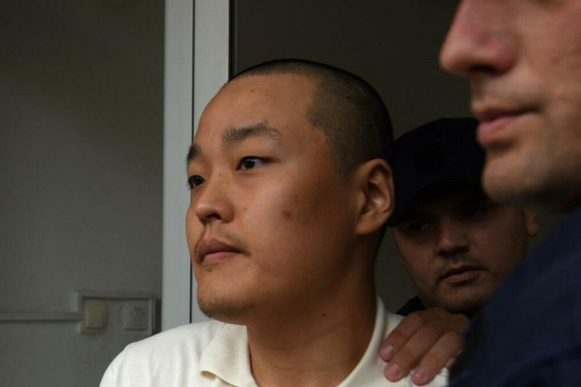 지난 6월 권도형 테라폼랩스 대표가 위조 여권 사건에 대한 재판을 받기 위해 몬테네그로 수도 포드고리차에 있는 포드고리차 지방법원으로 향하고 있다. [헤럴드경제DB]