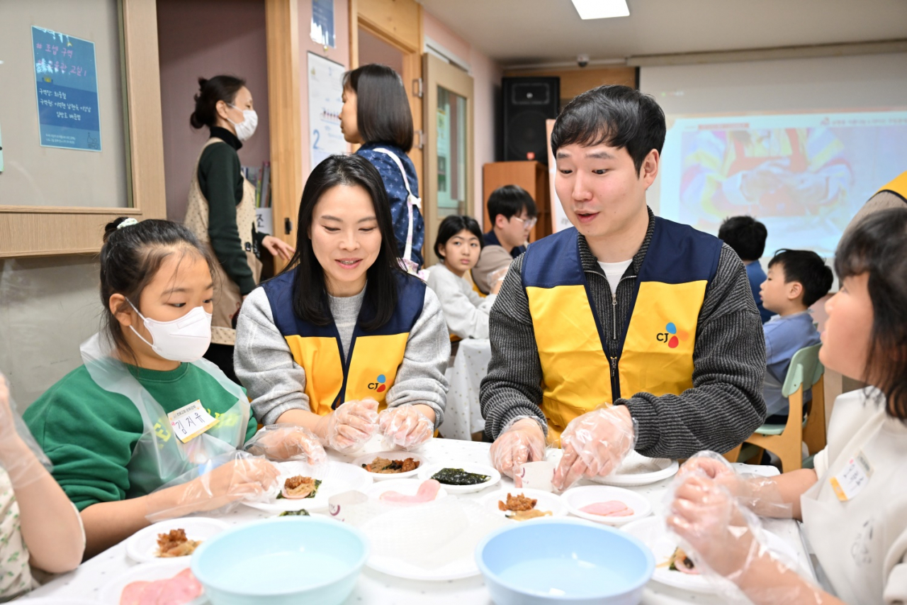 지난 5일 서울 동대문구 천응방과후어린이집에서 열린 'CJ도너스캠프 설 명절 식품나눔 및 라이브 쿠킹클래스'에 참여한 CJ임직원 봉사자와 아이들이 명절 음식을 조리하고 있다. [CJ나눔재단 제공]