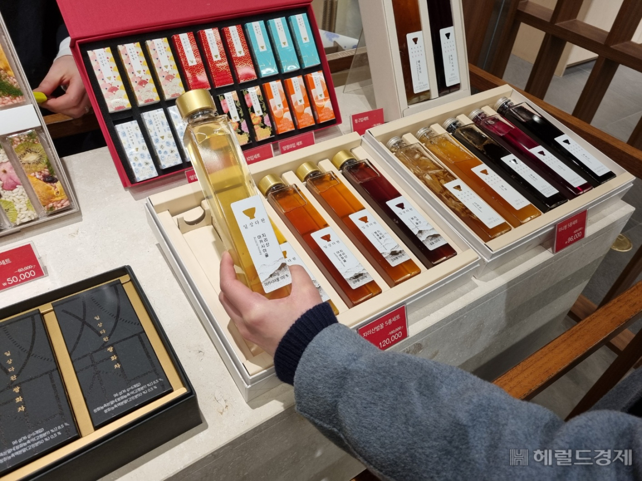 서울 영등포구의 한 백화점에서 판매하고 있는 설 선물 코너. 10만원 이하 선물을 찾기가 어려웠다.[이민경 기자]