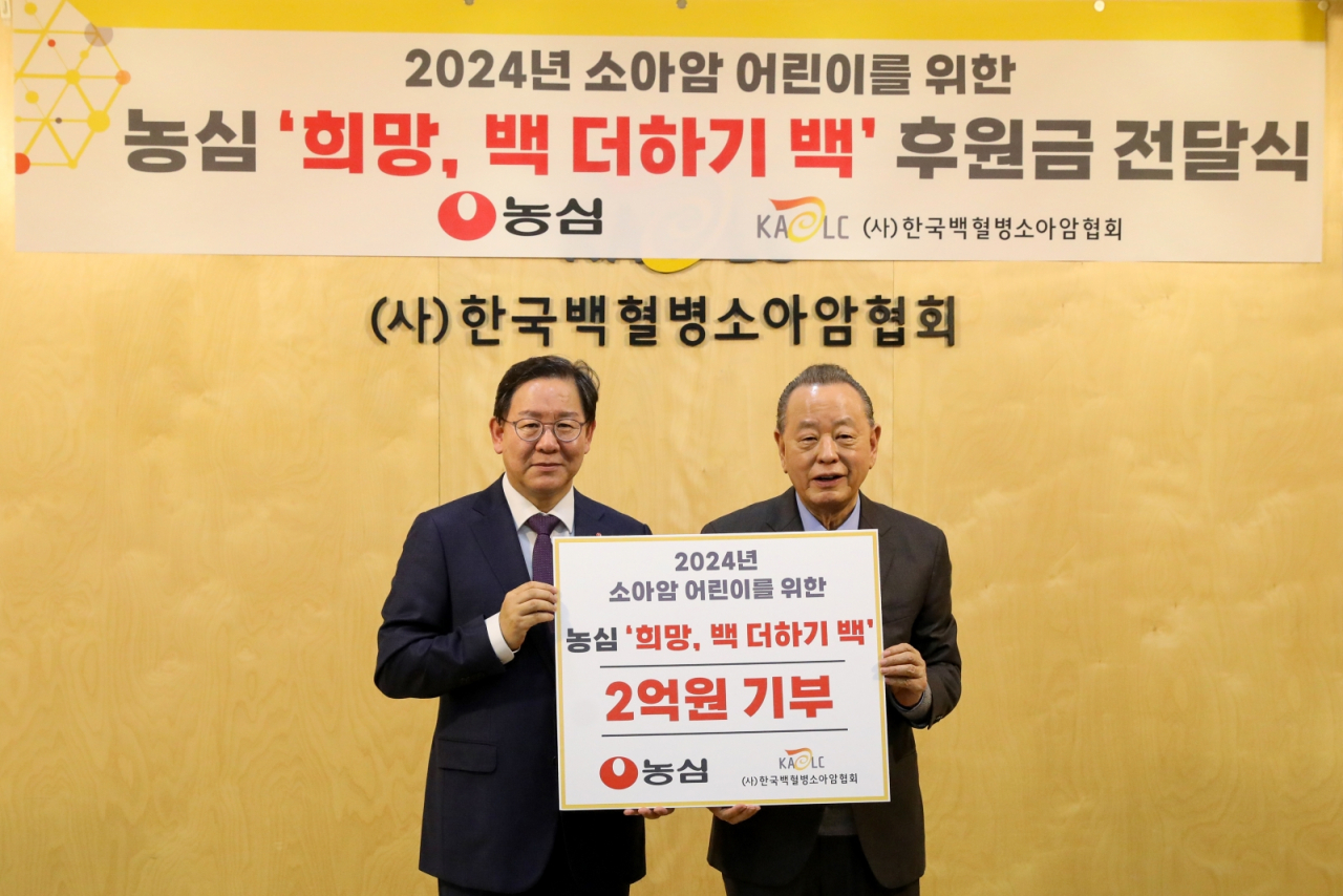 지난 5일 서울 마포구 연남동에 있는 한국백혈병소아암협회 사무실에서 열린 후원금 전달식에서 황청용(왼쪽부터) 농심 부사장과 이중명 한국백혈병소아암협회장이 기념사진을 촬영하고 있다. [농심 제공]