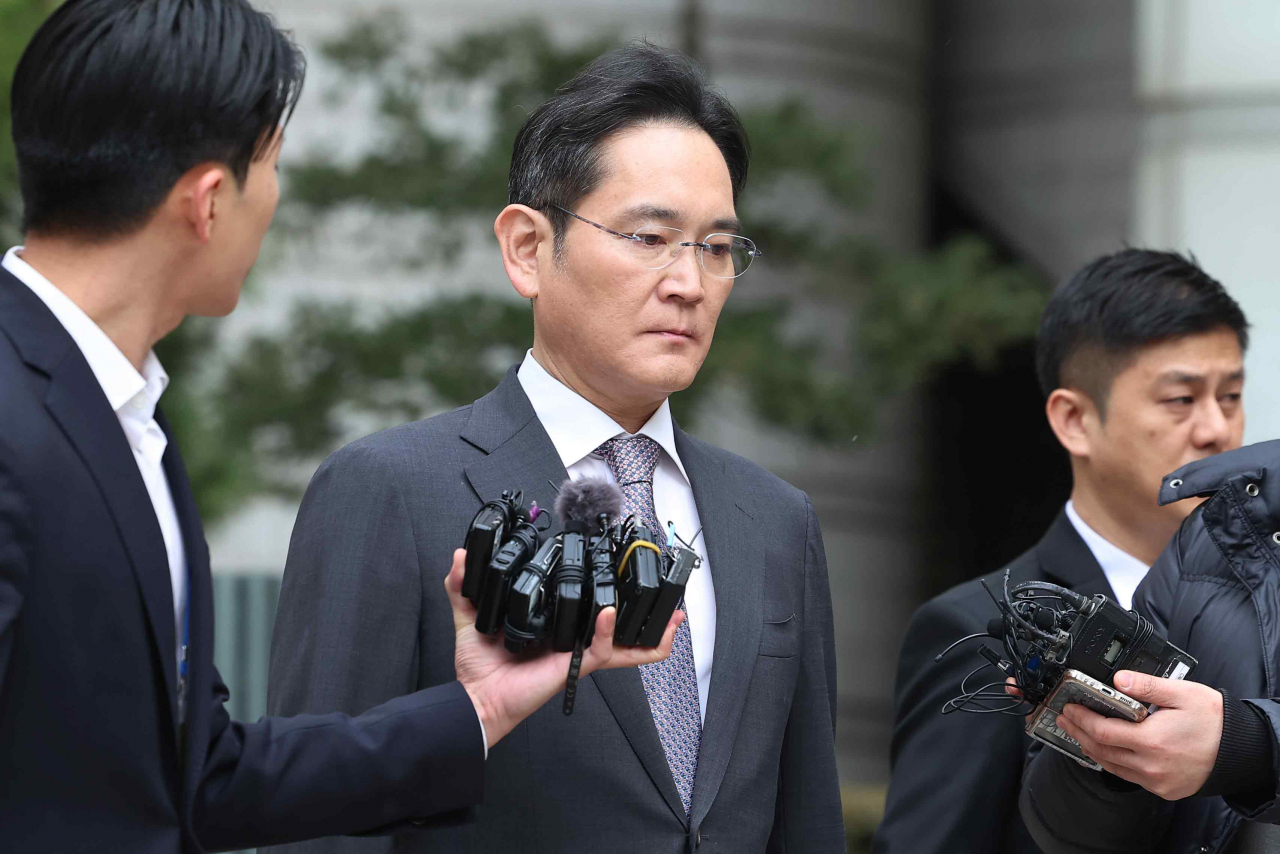 이재용 삼성전자 회장이 5일 오후 서울 서초구 서울중앙지방법원에서 열린 삼성그룹 경영권 승계 관련 부당합병·회계부정 혐의 1심 선고 공판에서 무죄 판결을 받은 뒤 청사를 나서고 있다. [연합]