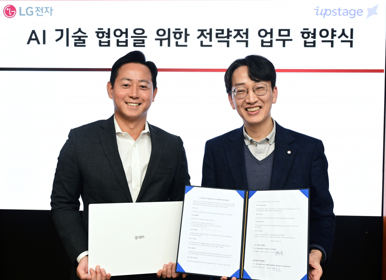 최홍준(왼쪽) 업스테이지 부사장과 공혁준(오른쪽) LG전자 IT CX담당 [LG전자 제공]