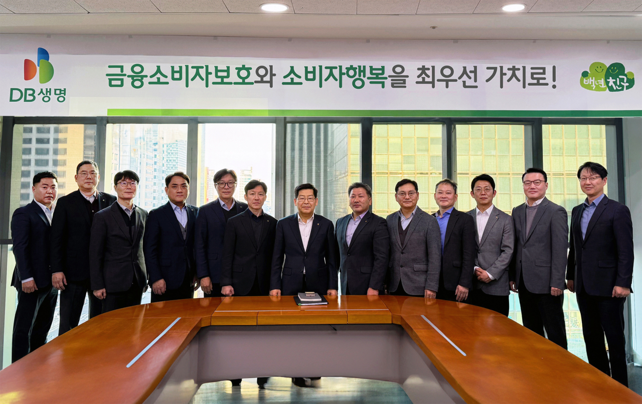 김영만(가운데) DB생명 대표이사와 임원진이 금융소비자보호 실천 결의식에서 기념촬영을 하고 있다. [DB생명 제공]