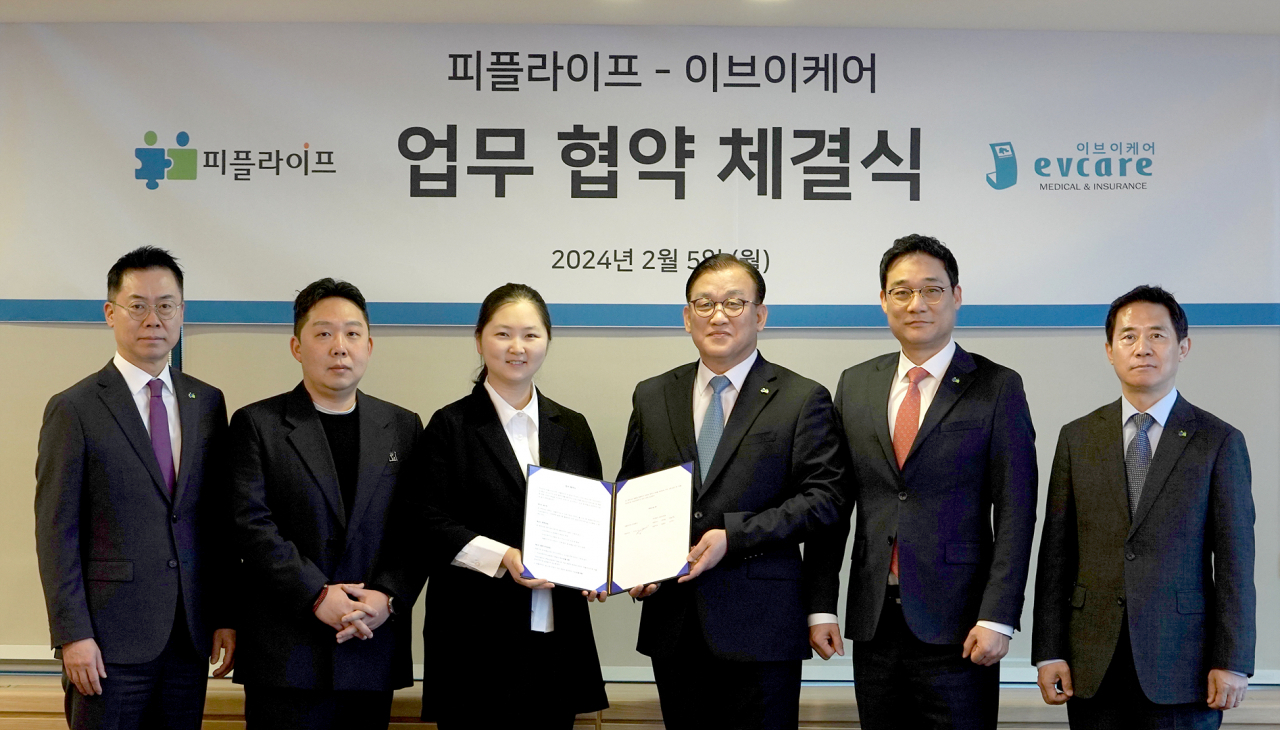 구도교(오른쪽 세 번째) 피플라이프 대표이사가 5일 서울 여의도 63스퀘어 한화생명 FA센터에서 안미림(왼쪽 세 번째)·최준선(왼쪽 두 번째) 이브이케어 공동대표와 업무협약을 체결하고 기념사진을 촬영하고 있다. [피플라이프 제공]