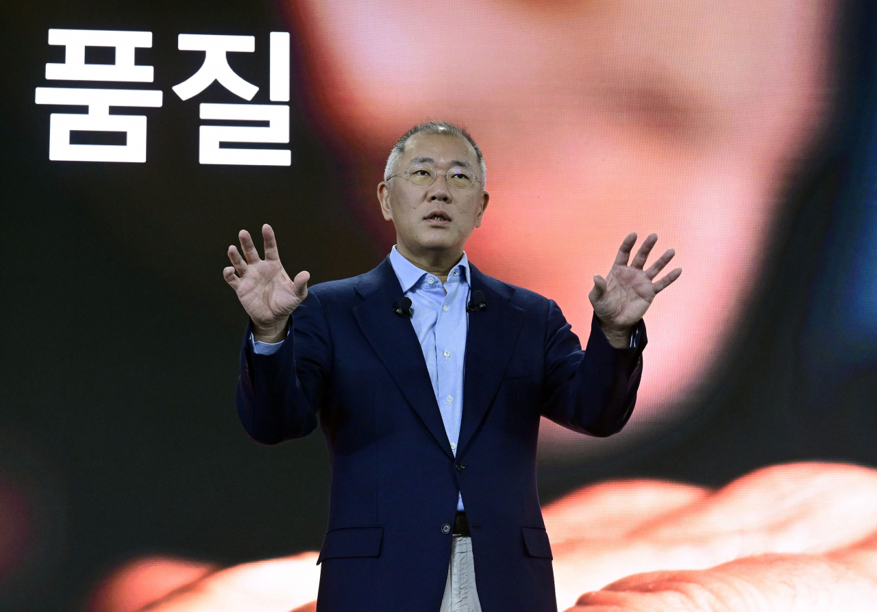 정의선 현대차그룹 회장이 지난달 경기도 광명시 기아 오토랜드 광명 전기차 전용공장에서 열린 ‘2024년 신년회’에서 신년 메시지를 전하는 모습. [현대차그룹 제공]
