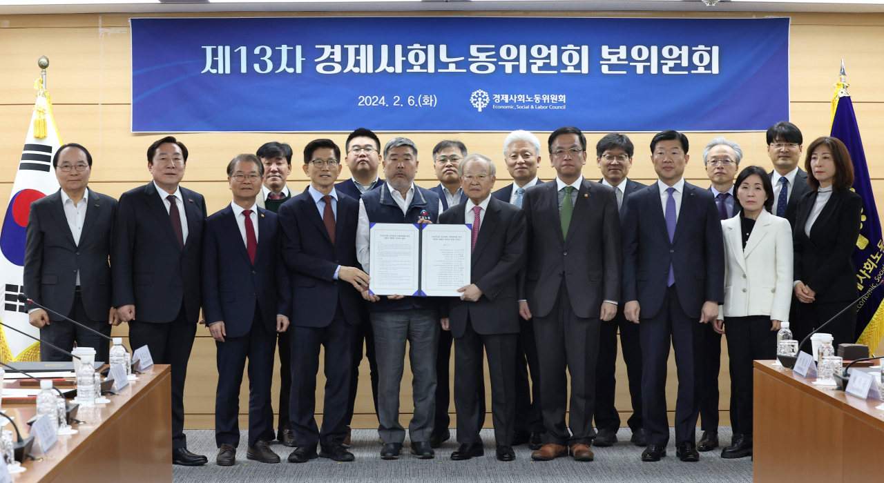 6일 서울 종로구 경제사회노동위원회에서 열린 제13차 경사노위 본위원회에서 김문수 경사노위 위원장, 김동명 한국노총 위원장, 손경식 경총 회장 등 참석자들이 '지속가능한 일자리와 미래세대를 위한 사회적 대화의 원칙과 방향'에 대한 선언문에 서명한 뒤 기념촬영을 하고 있다. [뉴시스]
