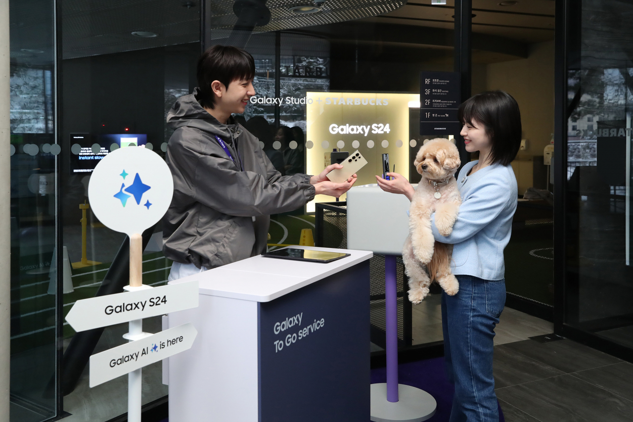 삼성전자 모델이 스타벅스 더북한강R점에 개장한 '갤럭시 스튜디오 Pet'를 소개하고 있다. [삼성전자 제공]