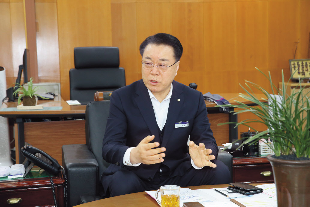 구복규 전남 화순군수가 헤럴드경제와 인터뷰 중 집무실에 있는 한국춘란에 대해 설명하고 있다. 화순군은 춘란을 사업화해 농가소득 증대로 이끌 계획이다.  서인주 기자