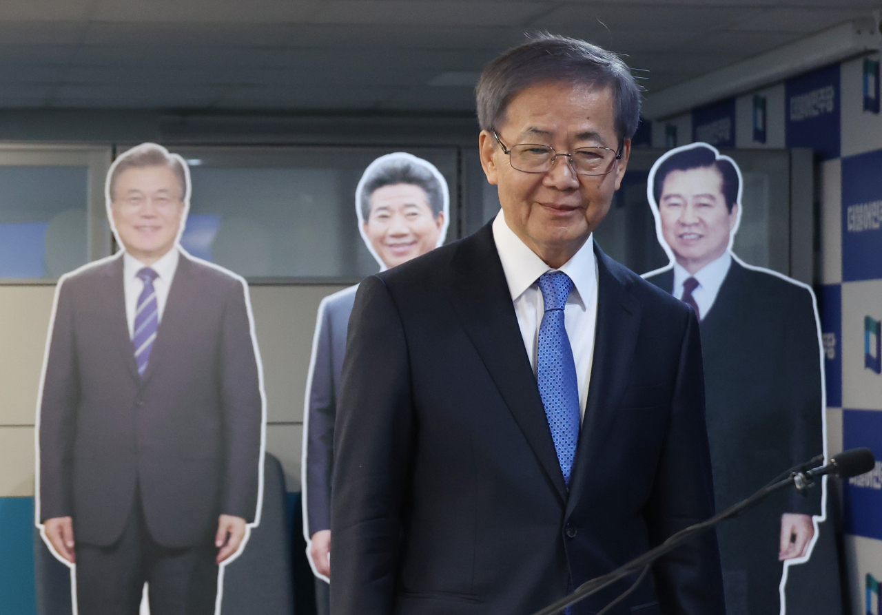 지난달 21일 서울 여의도 더불어민주당 당사에서 열린 공천관리위원장 간담회에 임혁백 위원장이 입장하고 있다. [연합]
