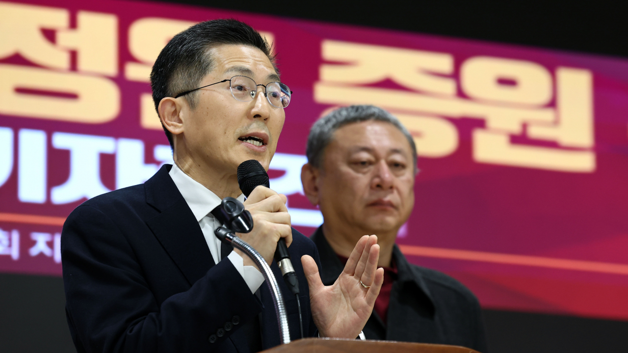 Lee Pil-soo (left), head of the Korean Medical Association, speaks at a press conference on Tuesday. (Yonhap)