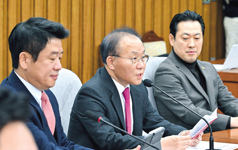 윤재옥 국민의힘 원내대표가 6일 국회에서 열린 원내대책회의에서 발언하고 있다. 임세준 기자