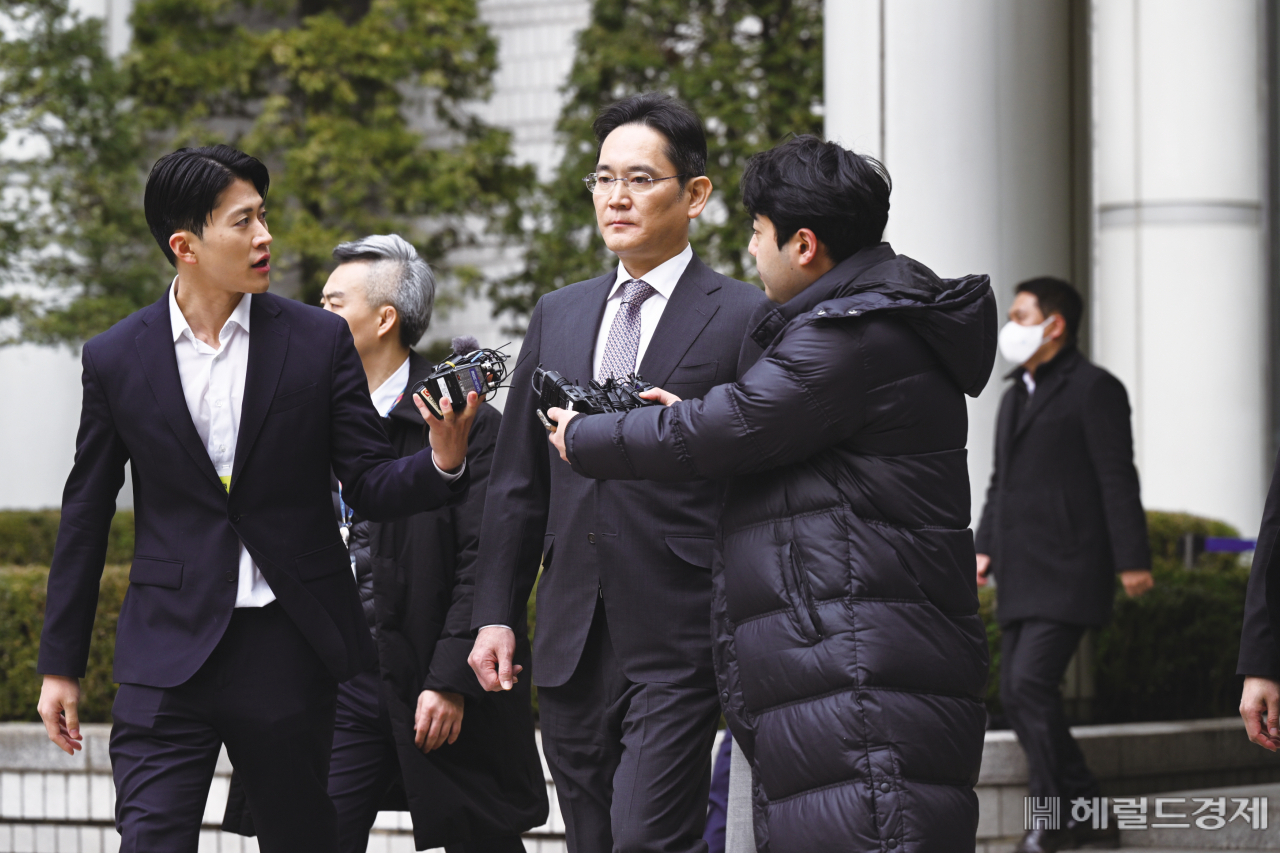 이재용 삼성전자 회장이 5일 오후 서울 서초구 서울중앙지방법원에서 열린 삼성그룹 경영권 승계 관련 부당합병·회계부정 혐의 1심 선고 공판에서 무죄 판결을 받은 뒤 청사를 나서고 있다. 이상섭 기자
