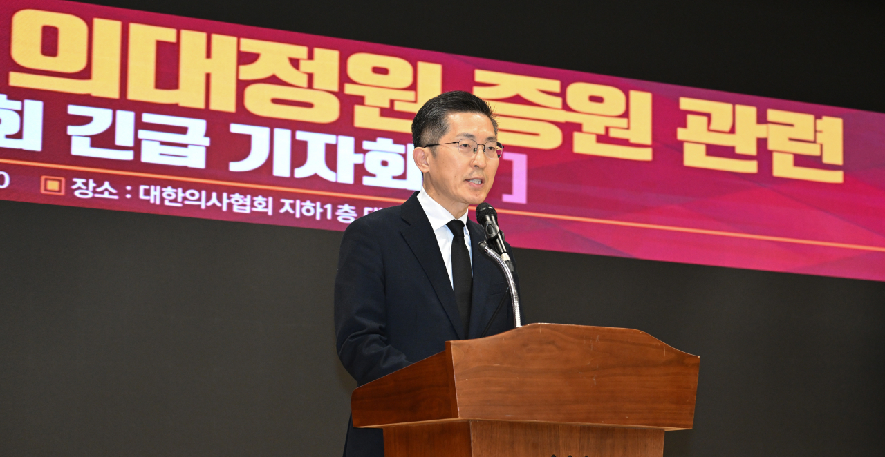 정부가 6일 오후 의료정책 심의 기구를 열고 2025학년도에 적용할 의과대학 입학정원 확대 규모를 발표할 것으로 보인다. 이날 오전 서울 용산구 대한의사협회에서 열린 의대 정원 증원 관련 긴급 기자회견에서 이필수 의협회장이 발언하고 있다. 임세준 기자