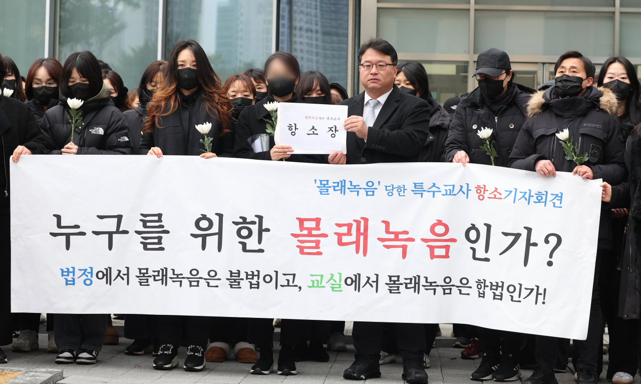 웹툰 작가 주호민 씨의 아들을 정서적으로 학대한 혐의로 1심에서 유죄 판단을 받은 특수교사 A씨가 6일 오전 경기도 수원시 영통구 수원지방법원에서 항소장 제출에 앞서 입장을 밝히는 기자회견을 하고 있다. [연합]