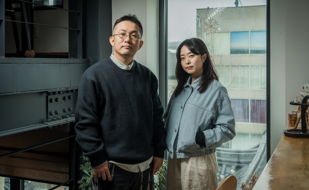 Directors of “LTNS” Lim Dae-hyung (left) and Jeon Go-woon (Tving)