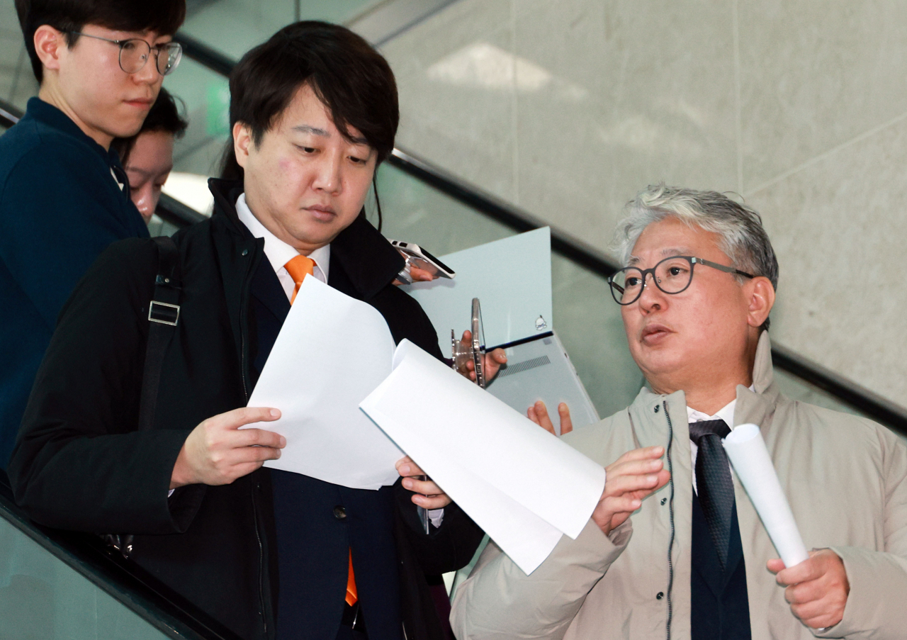 개혁신당 이준석 대표가 6일 오전 국회 소통관에서 무소속 조응천 의원과 함께 밖으로 나서며 대화하고 있다. [연합]