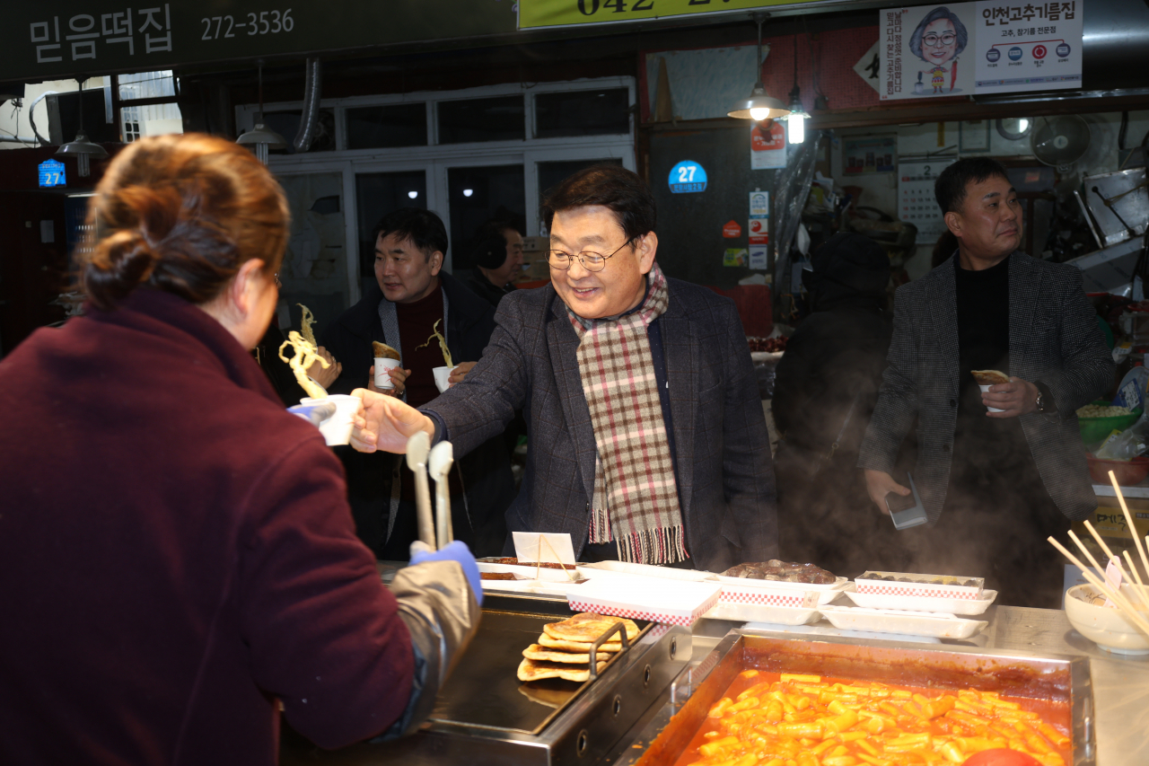 박성효 소상공인진흥공단 이사장(가운데)이 6일 직원들과 함께 대전 문창전통시장에서 설맞이 장보기를 진행했다. [소진공 제공]