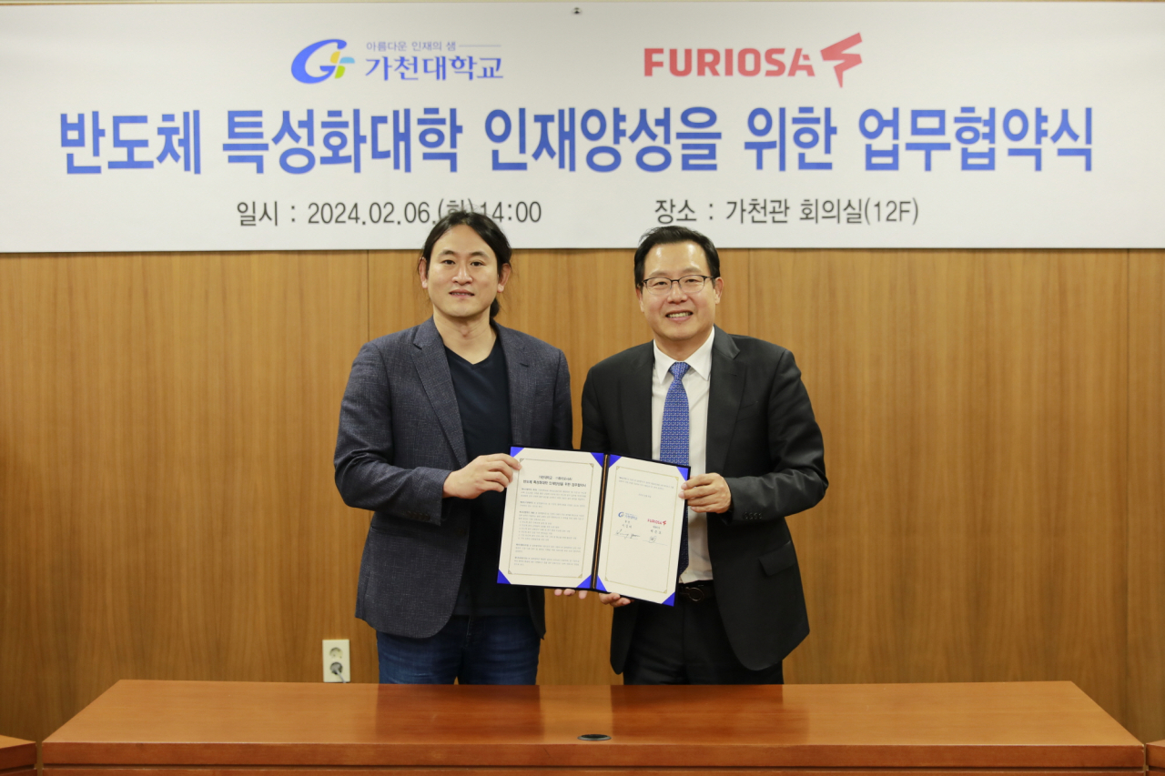 가천대가 6일 대학 가천관에서 AI칩 설계 팹리스 전문기업 퓨리오사AI와 업무협약을 체결하고 기념사진을 촬영하고 있다. 사진 우측 윤원중 부총장, 사진 좌측 퓨리오사AI 백준호 대표이사.[가천대 제공]