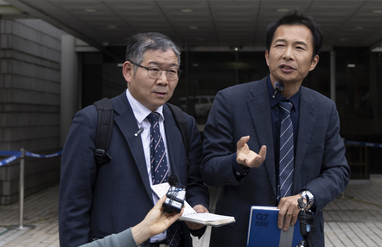 가습기살균제 피해자들이 국가를 상대로 한 민사소송 2심 선고가 열린 6일 오후 서초구 서울중앙지법에서 이정일(왼쪽부터), 송기호 변호사가 취재진 질문에 답하고 있다. [연합]