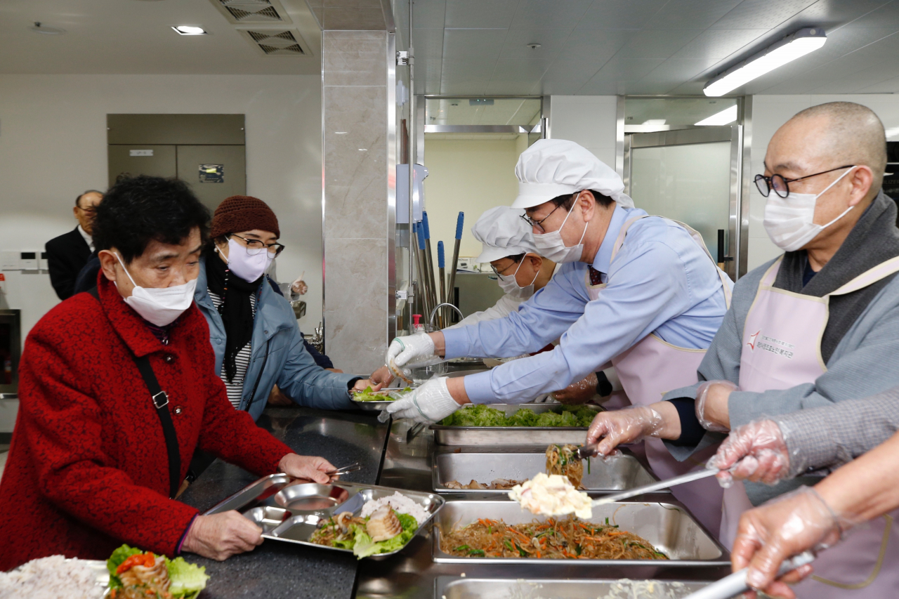 정명근 화성시장이 설맞이 배식봉사를 하고 있다.[화성시 제공]