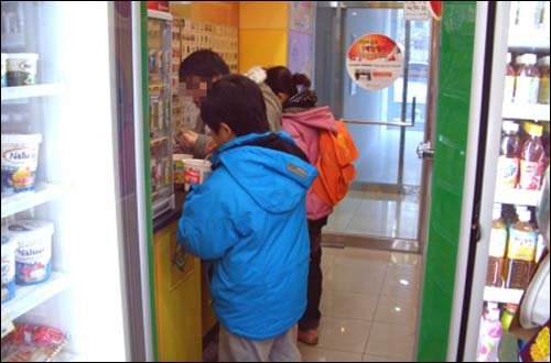 편의점에서 음식을 먹고 있는 아이들[네이버 블로그 화면 갈무리]