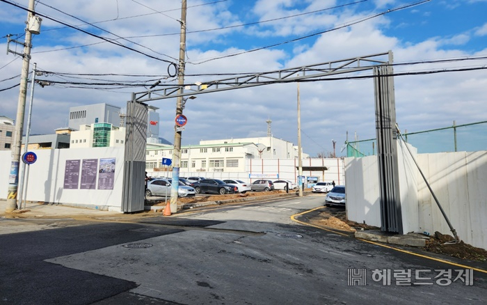 신청사 건립 공사로 인해 도로 폐쇄를 앞둔 순천시청 주차장 입구. /박대성 기자.