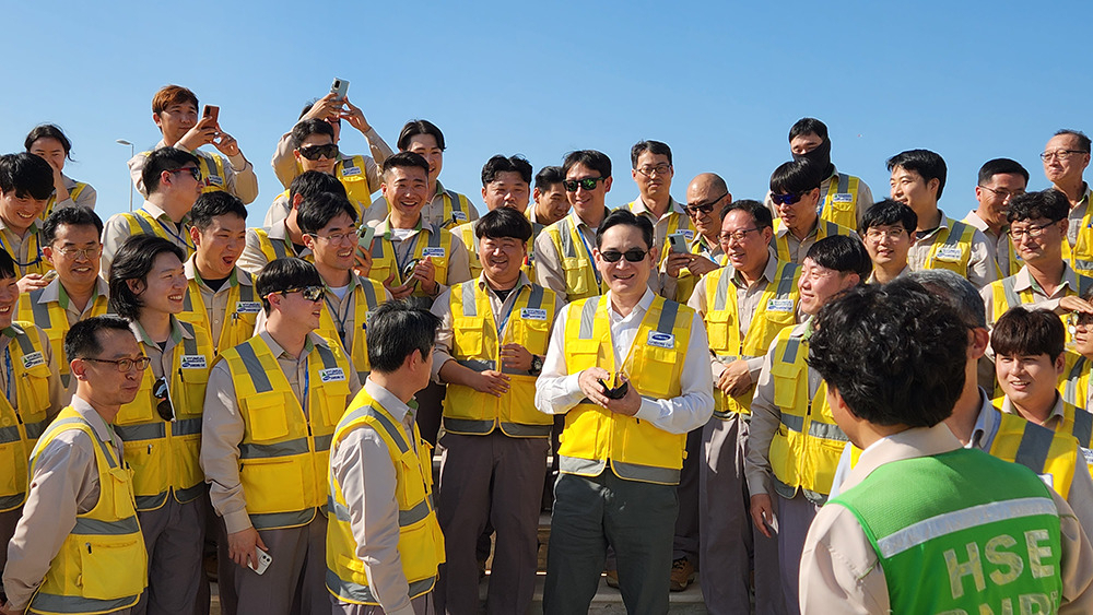 이재용 삼성저자 회장이 지난 2022년 12월 아랍에미리트(UAE)에 위치한 바라카 원자력 발전소 건설 현장에 방문해 현장 임직원들과 기념사진을 촬영하는 모습. [삼성전자 제공]