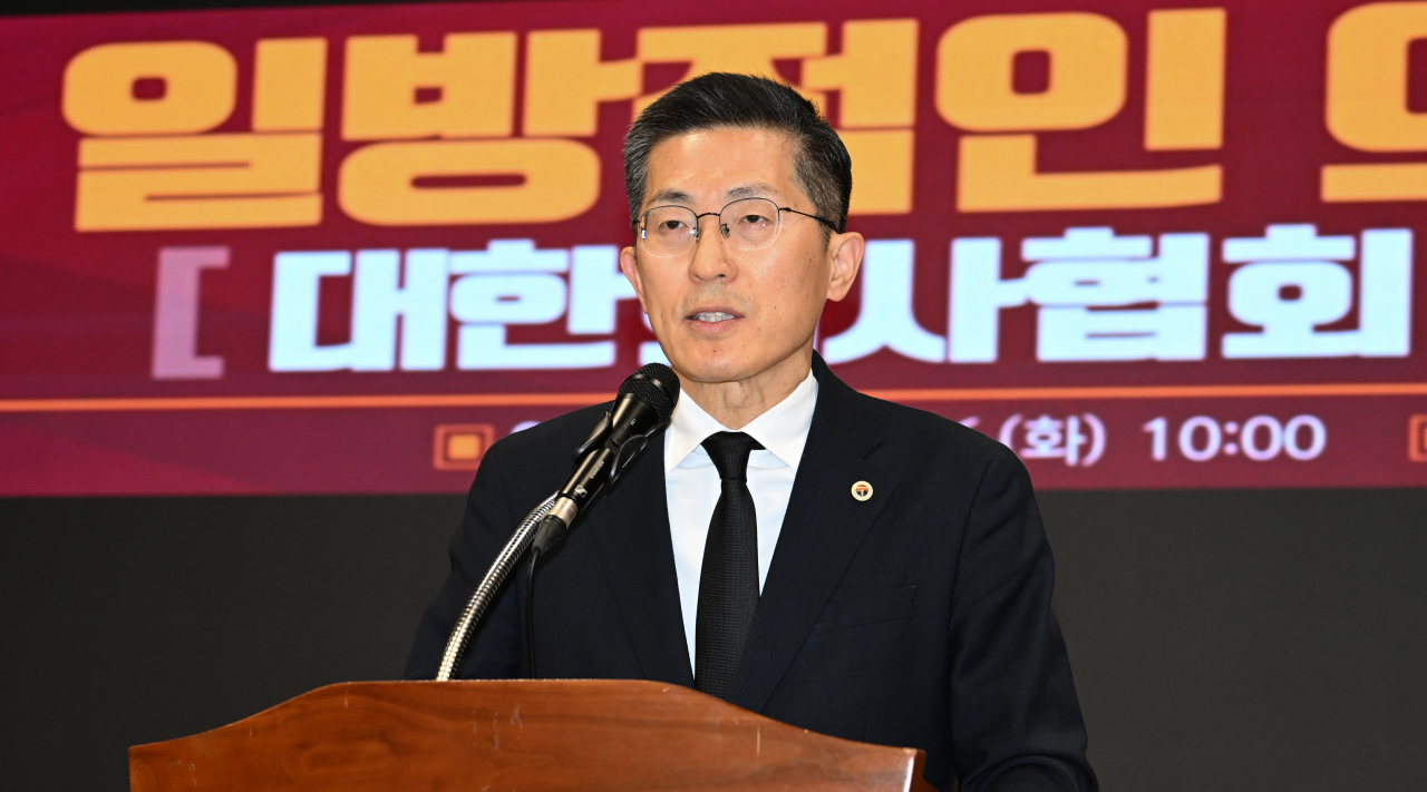 정부가 6일 오후 의료정책 심의 기구를 열고 2025학년도에 적용할 의과대학 입학정원 확대 규모를 발표할 것으로 보인다. 이날 오전 서울 용산구 대한의사협회에서 열린 의대 정원 증원 관련 긴급 기자회견에서 이필수 의협회장이 발언하고 있다. 임세준 기자