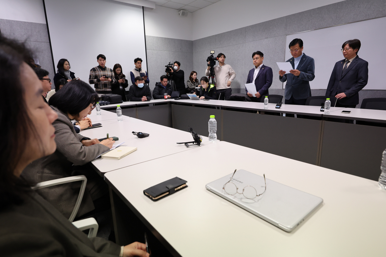 양동호 대한의사협회 협상단장이 6일 오전 서울 모처에서 의대 증원과 필수의료 대책 등에 대한 의견을 교환하는 의료현안협의체에 참석, 의사협회의 입장을 발표하고 있다. [연합]