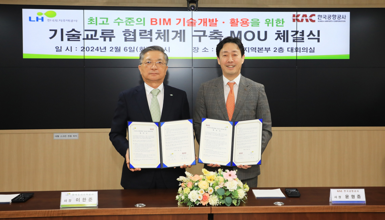 한국토지주택공사(LH) 서울지역본부에서 열린 BIM 기술교류 협력체계 구축 MOU 체결식에서 이한준 LH 사장(왼쪽)이 윤형중 한국공항공사 사장(오른쪽)과 기념촬영을 하고 있다. [LH 제공]
