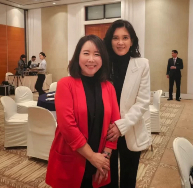 이부진 호텔신라 사장이 한창 연상인 윤영미 아나운서의 팔짱을 다정하게 끼고 기념 사진을 찍었다. [윤영미 인스타그램 갈무리]