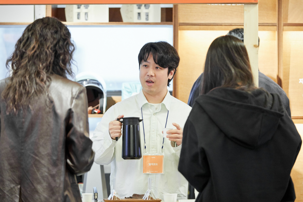 우아한형제들이 지난 5일 진행한 '카페해답 원두편' 행사에서 참가자들이 교육을 받고 있다. [우아한형제들 제공]