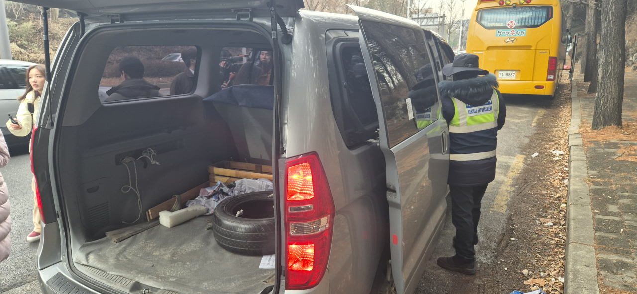 한국교통안전공단 서울본부 관리자가 6일 강남구 양재대로에서 좌석을 임의로 탈거한 승합차 내부를 살피고 있다. 김용재 기자