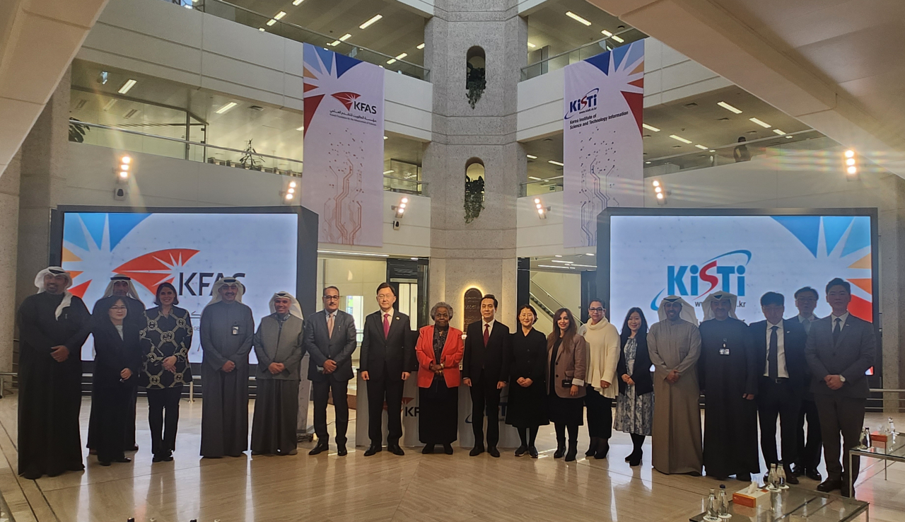 KISTI는 5일(현지시각) 쿠웨이트과학진흥재단(KFAS)에서 KISTI-KFAS 간 MOU를 체결했다. 김재수(오른쪽에서 10번째) KISTI 원장, 아미나 라잡 팔한(오른쪽 11번째) KFAS 총장, 정병하(오른쪽 12번째) 주 쿠웨이트 대한민국 대사[KISTI 제공]