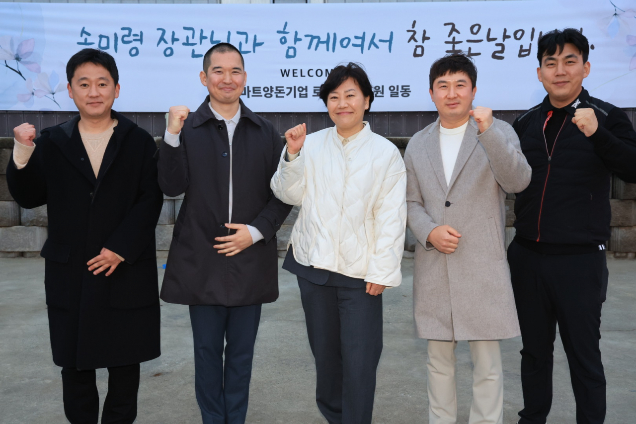송미령 농림축산식품부 장관이 6일 경기 평택 지능형 양돈장인 로즈팜에서 청년 축산농업인과 간담회를 갖고 기념촬영을 하고 있다.[농림축산식품부 제공]