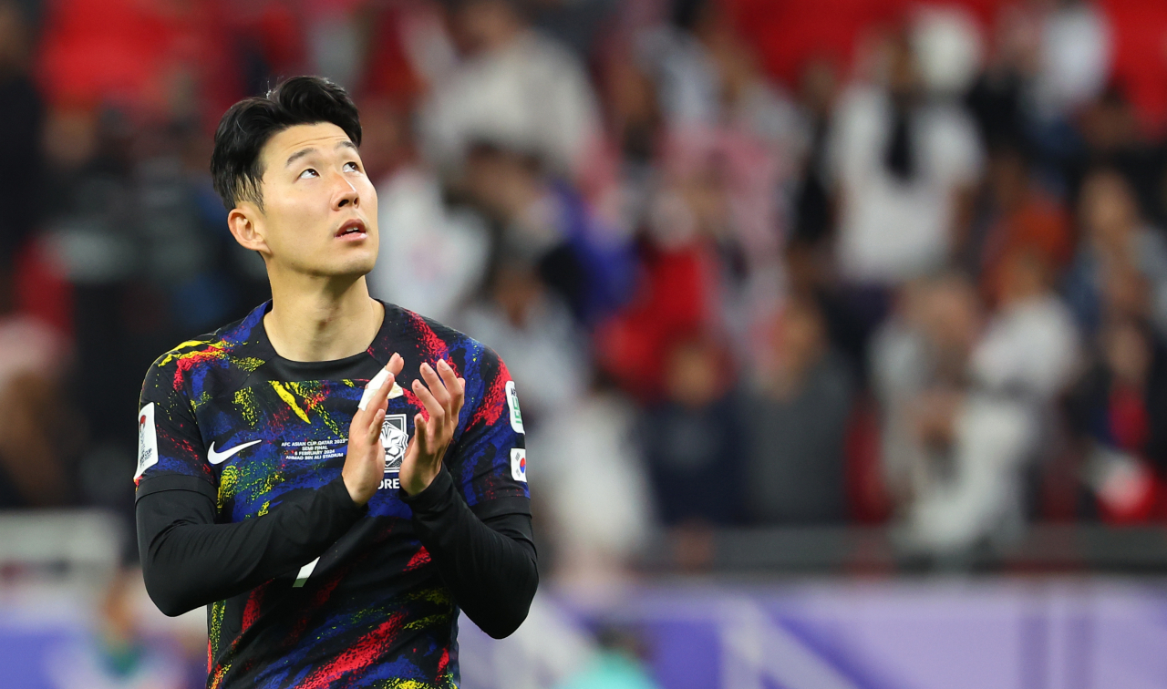 6일(현지시간) 카타르 알라이얀 아흐마드 빈 알리 스타디움 열린 2023 아시아축구연맹(AFC) 아시안컵 4강전 한국과 요르단 경기가 끝난 뒤 손흥민이 팬들에게 인사하며 경기장을 나서고 있다. 한국은 이날 요르단 야잔 알나이마트와 무사 알타마리에게 골을 허용하며 아시아 정상을 향한 도전에 마침표를 찍었다. [연합]