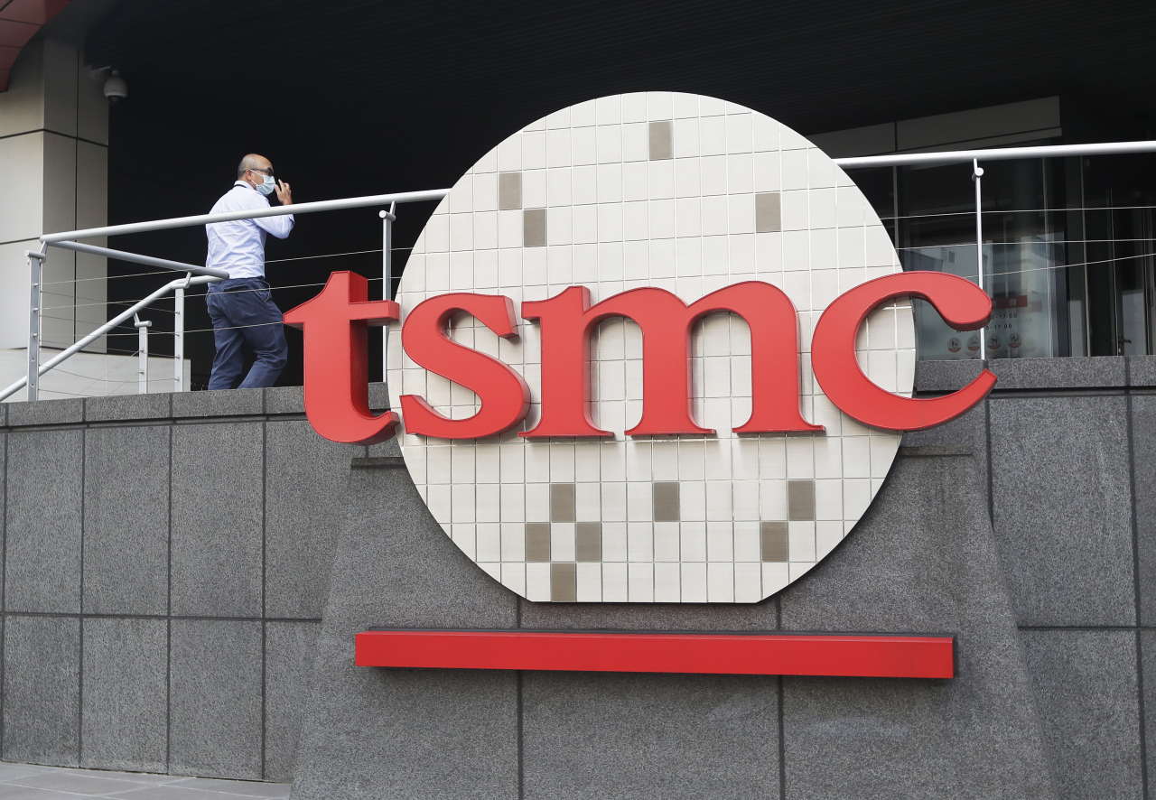 대만 신주 지구에 위치한 TSMC 본사로 한 사람이 들어가고 있다. [AP]