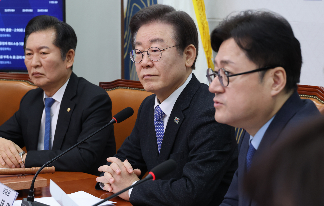 이재명 더불어민주당 대표가 7일 국회에서 열린 최고위원회의에서 홍익표 원내대표의 발언을 듣고 있다. [연합]