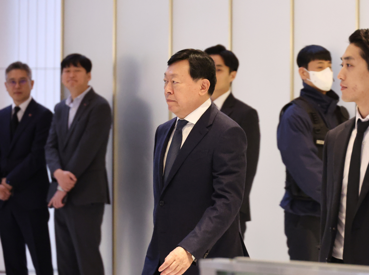 지난달 18일 신동빈 롯데그룹 회장이 서울 송파구 롯데월드타워 1층에서 열린 신격호 명예회장 추모식에 참석하고 있다. [연합]