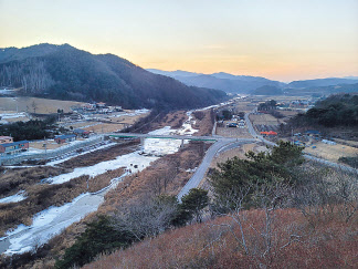 도농장점을 누리는 ‘반도·반농’생활의 입지조건은 무엇보다 주변 거점도시로의 접근성이 좋은 농촌이어야 한다. 사진은 서울~양양고속도로 내촌IC 초입에 있는 강원도 홍천군 동창마을 전경.