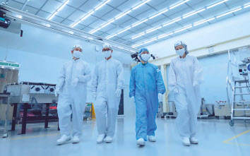 네덜란드 반도체 장비기업 ASML코리아 엔지니어들의 모습 [유튜브 ASML 캡처]