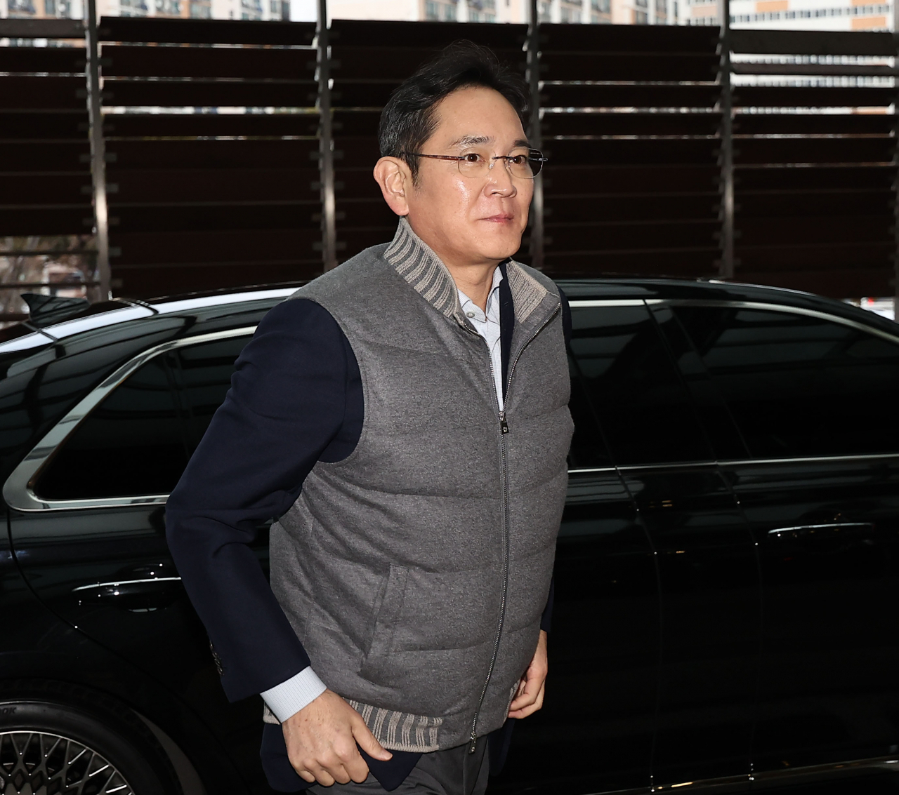 이재용 삼성전자 회장이 6일 오후 출국을 위해 서울 강서구 서울김포비즈니스항공센터에 들어서고 있다. 이 회장은 삼성물산 패션의 프리미엄 의류 브랜드 '란스미어골프' 패딩 조끼 입고 출국했다. [연합]